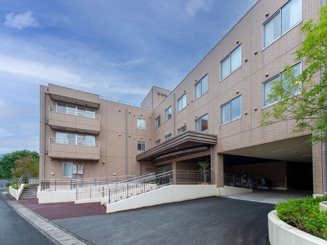 施設の外観全景 外観 ゆったりとした敷地にたたずむ、清潔感のある建物です。アクセスしやすい平坦な入り口も魅力的です。
