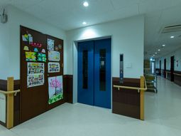 廊下とエレベーターの風景