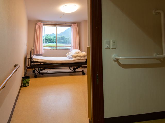 窓付きの居室 居室 手すりと広々とした空間が印象的な個室で、日当たりの良い窓からは自然の景色を望むことができます。