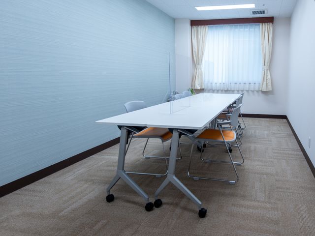 会議室のテーブルと椅子 相談室 清潔感溢れる多用途スペースです。作業や会議に適した落ち着いた雰囲気で、充実した時間を過ごせます。