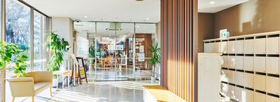 光が差し込むエントランス