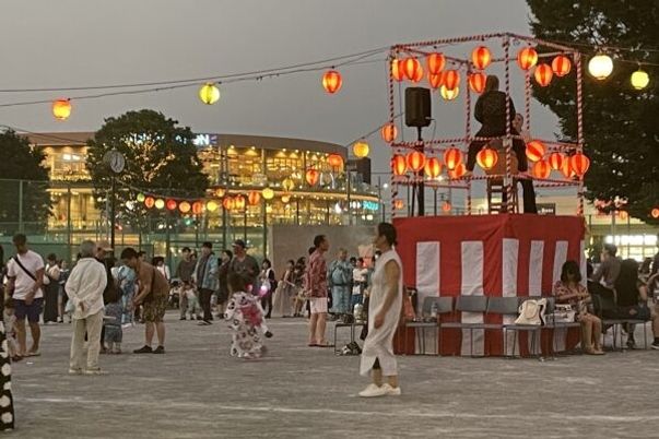 夕方のお祭り広場