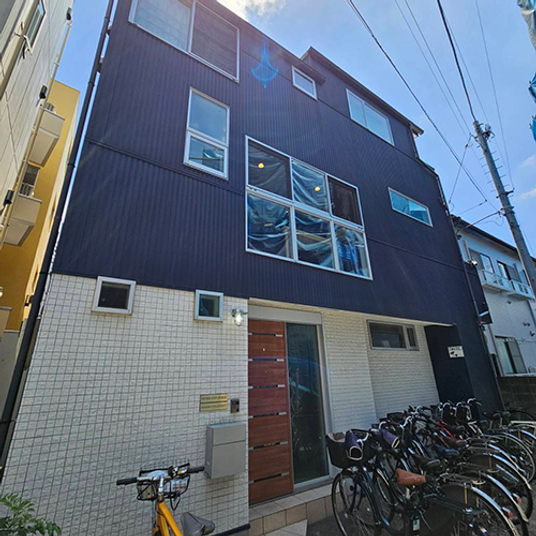 自転車がある建物外観