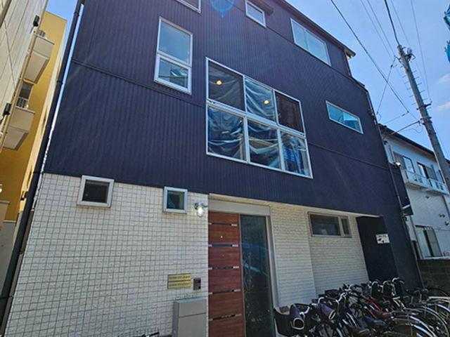 自転車がある建物外観 外観 自転車が並ぶ入口は、通勤にも便利で、働きやすい環境が整っています。