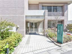 エントランス前の明るい景観