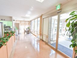 明るいエントランス風景