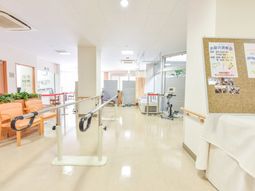 明るい廊下と運動器具