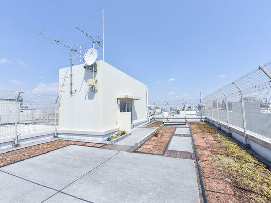 都市の空に開かれた屋上庭園