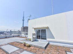 都市景観と空の屋上