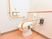 サムネイル 私室のトイレは小さいながら手すりも設置されており利用しやすい。便器横の手すりは可動式。壁にも手すりあり。