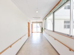 明るい廊下の風景