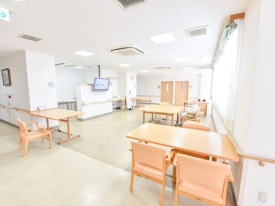明るい居室のダイニング