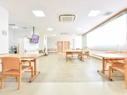 広々とした明るい食堂