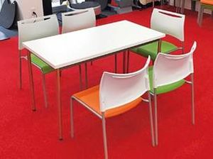 カラフルな椅子のテーブル