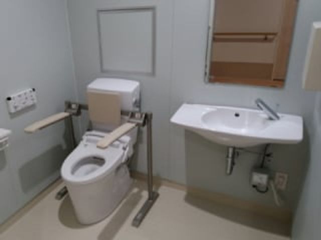 清潔な洗面所とトイレ 洗面台 手すり付きのトイレは安全性を配慮した設計です。洗面台も広く、日々の身支度に便利です。
