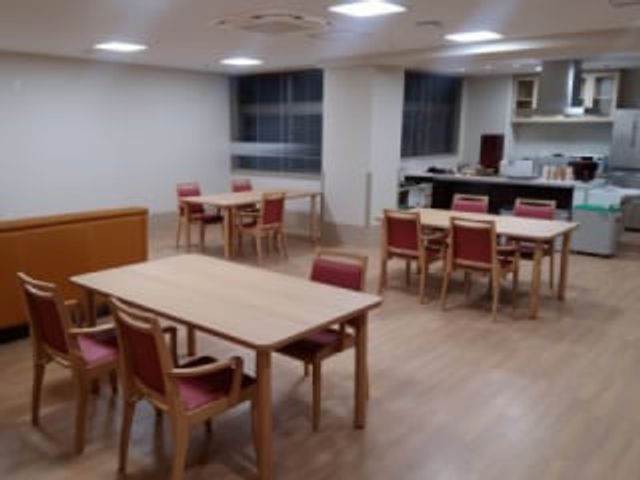 居心地の良い食堂 ダイニングルーム ゆったりと配されたテーブルセットが、心地よい食事の時間を約束します。明るく広々としたダイニングルームが皆様をお迎えします。