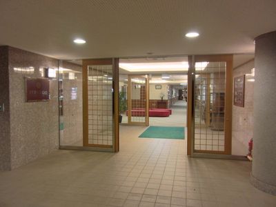 明るい玄関の廊下