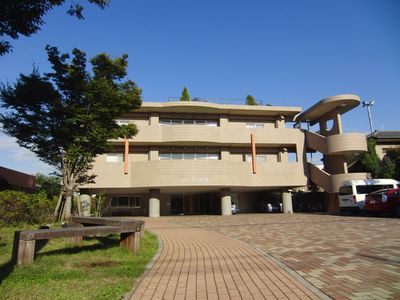 レンガの道と建物外観