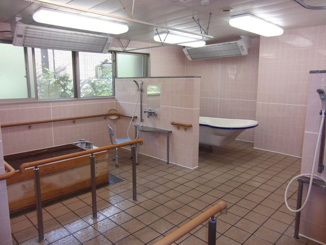広々とした浴室 浴室 明るく広々とした空間で、リラックスして利用できる設備です。自然光が優しく差し込みます。