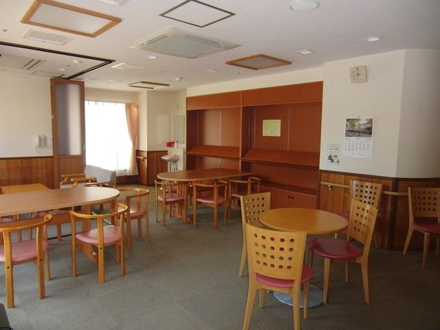 明るいテーブルがある部屋 ラウンジ 自然光が差し込む広々としたラウンジでは、ゆったりとしたひとときを過ごせます。