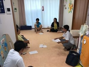 多目的室で話し合う様子  