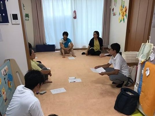 多目的室で話し合う様子  