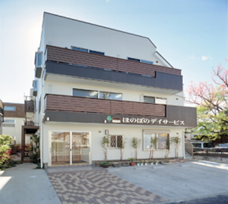 親しみやすい白い建物