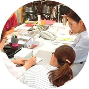 交流するスタッフ