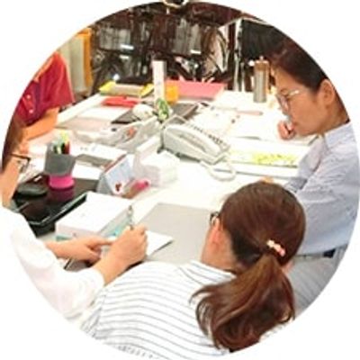 交流するスタッフ