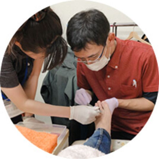 足の手入れを行う様子
