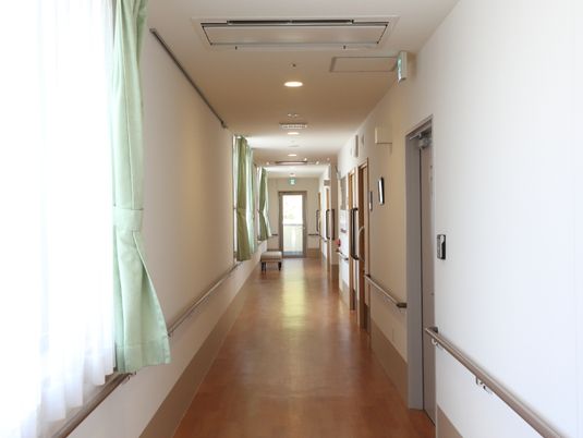 明るい廊下の景観