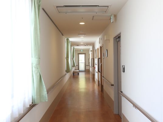 居室との出入り口の壁には縦向きの手すりが付いている。また、歩行がしやすいよう、幅が広く壁沿いには手すりがある。