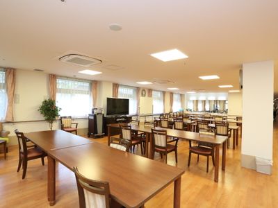 広々とした明るい食堂