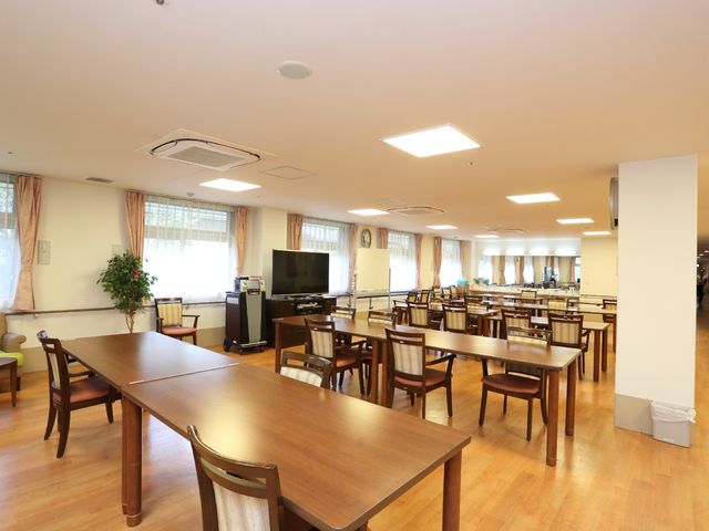 広々とした明るい食堂 食堂 広々とした食堂は、天井が高く採光も豊かです。家具の配置もゆったりとしており、快適にお食事を楽しめる空間が整えられています。