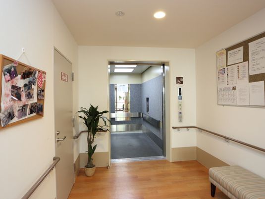 廊下と掲示物の風景