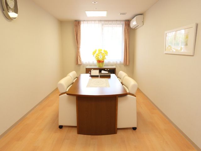 暖かみのある会議室 談話室 ゆとりのある多目的室は、日当たりも良く、穏やかな時間を過ごすことができます。スタッフとの打ち合わせにも最適な空間です。