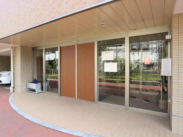 エントランスの風景 入り口 広々としたエントランスは明るい印象です。この柔軟な空間は、どなたでも快適にお過ごしいただけます。