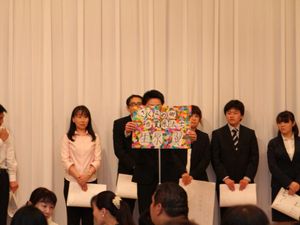 発表する職員と参加者の集まり  