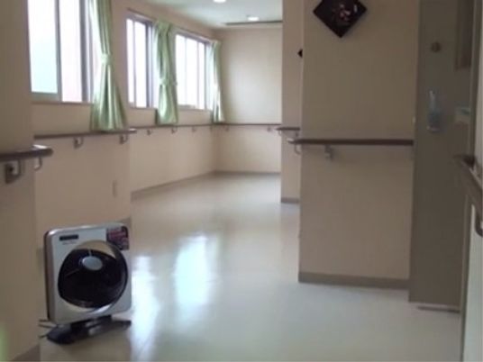 明るい廊下の風景