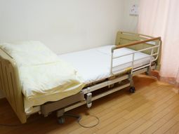 快適な居室のベッド