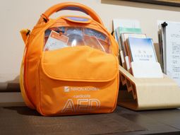 オレンジ色のAEDキット