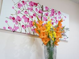 花の絵と花瓶の装飾