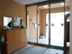 受付と出入り口のエントランス