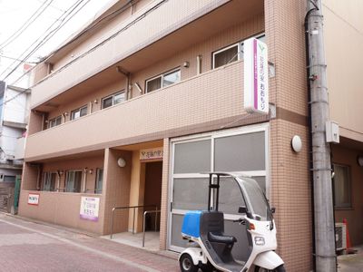 街中の建物外観