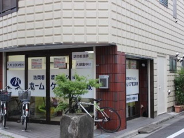 エントランスの外観 エントランス 広々とした出入口が、どなたでも気軽に訪れることができる雰囲気を醸し出しています。