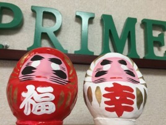 福だるまの飾りと看板前  