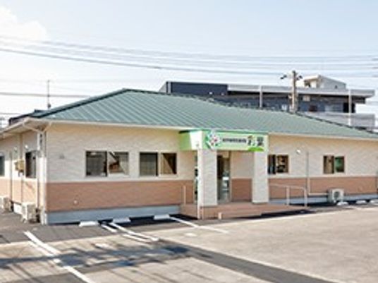 平屋建ての施設外観  
