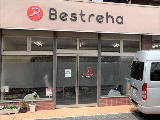 施設の正面玄関  