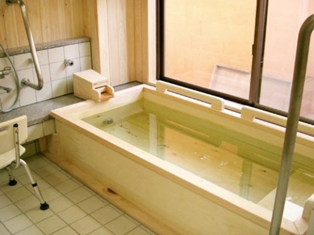 手すり付き木製浴槽 浴室 手すりが整った清潔感ある浴場です。安心して入浴をサポートできる環境が整っています。