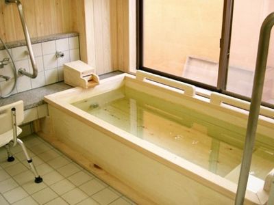 手すり付き木製浴槽